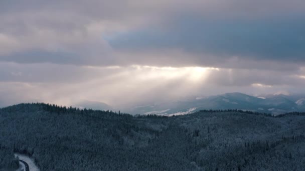 Krásný západ slunce v horách. paprsky slunce svítí mezi mraky — Stock video