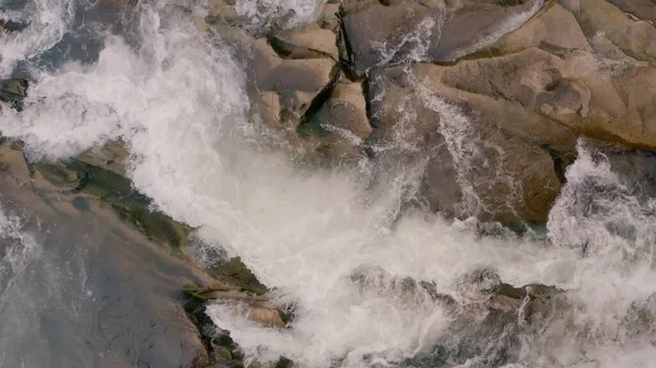 Kışın şelale. Dağ Deresinden Hızlı Su Akışı