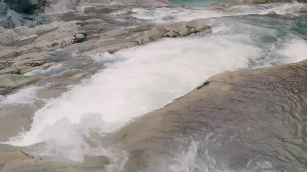 Cascada en invierno. Rapid Flow of Water from a Mountain Creek — Foto de Stock