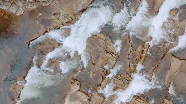 Kışın şelale. Dağ Deresinden Hızlı Su Akışı