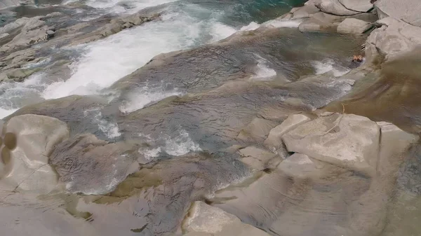Kışın şelale. Dağ Deresinden Hızlı Su Akışı