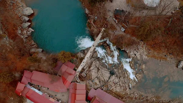 Kışın şelale. Dağ Deresinden Hızlı Su Akışı