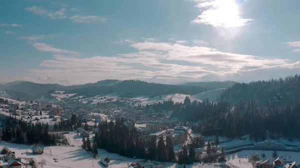 Kışın dağ köyü. Olağanüstü dağ manzarası