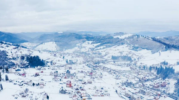 Bergdorp in de winter. Spectaculair uitzicht op de bergen — Stockfoto