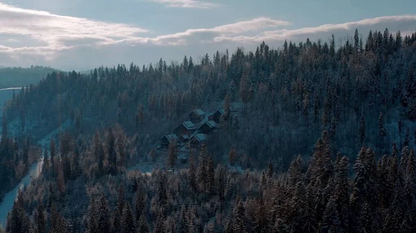 Acogedoras casas forestales escondidas en el bosque en las montañas Fotos de stock libres de derechos