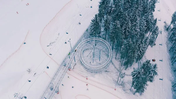 Rodelbahn om vinteren skov i bjergene. cirkel rodelbahn - Stock-foto