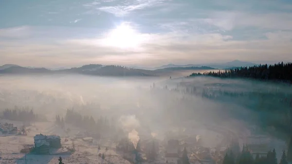 Bergdorf im Winter. Spektakulärer Blick auf die Berge — Stockfoto