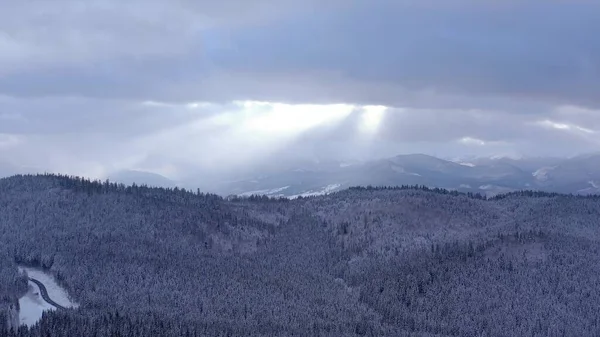 Красивый закат в горах. the rays of the sun shine between the clouds — стоковое фото