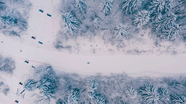 Letecký pohled na zasněžené snowboardista jízda sama na úzké horské dráze — Stock fotografie