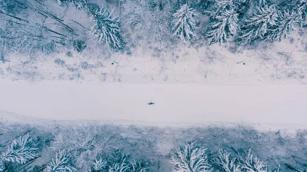 Letecký pohled na zasněžené snowboardista jízda sama na úzké horské dráze — Stock fotografie