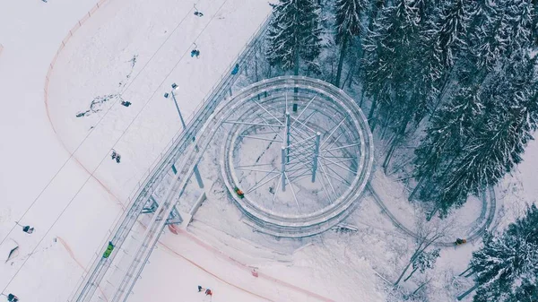 Rodelbahn im Winterwald in den Bergen. Kreis Rodelbahn — Stockfoto