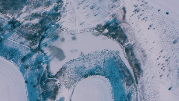 Bovenaanzicht van een mysterieus wintermeer, een vreemde plek met ongewone energie — Stockvideo