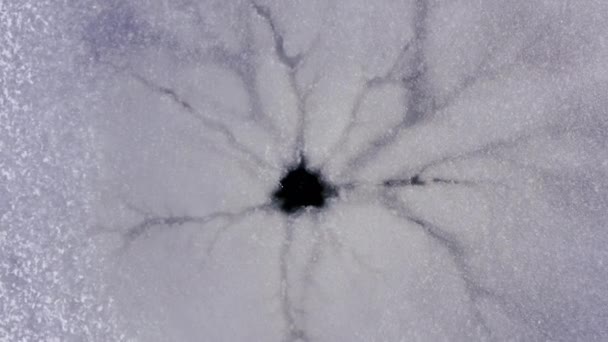 Buraco redondo em um lago congelado. um buraco natural de uma nascente subaquática — Vídeo de Stock