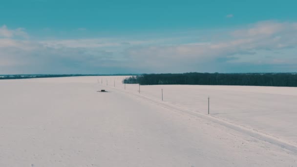 Elnätet läggs längs vinterfältet — Stockvideo