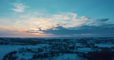 Köyde muhteşem ve çok renkli kış günbatımı - Hava Uçuşu