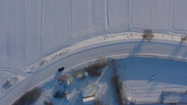 Kış yolu manzarası. Kaygan bir yolda uzun bir dönüş. Tehlikeli yol buzlu