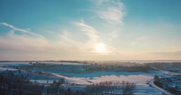 Espectacular y muy colorido atardecer de invierno en el pueblo - Vuelo aéreo — Vídeo de stock