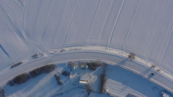 Inverno estrada vista superior. longa volta em uma estrada nevada escorregadia. estrada perigosa gelada — Vídeo de Stock