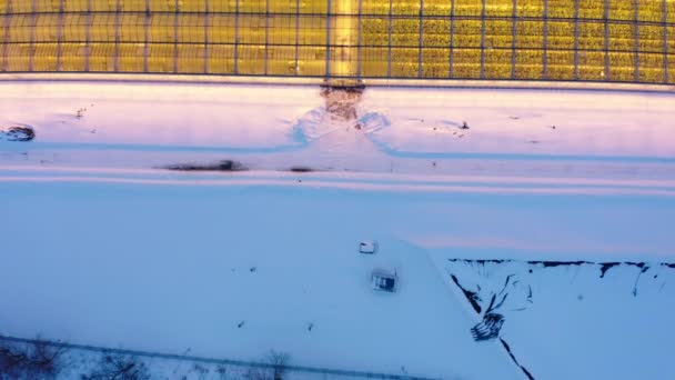 Вид с воздуха на большие промышленные теплицы для выращивания растений зимой — стоковое видео