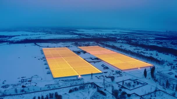 Vista laterale aerea di grandi serre industriali per la coltivazione di piante in inverno — Video Stock