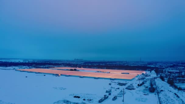 Flygfoto över stora industriväxthus för odling av växter på vintern — Stockvideo