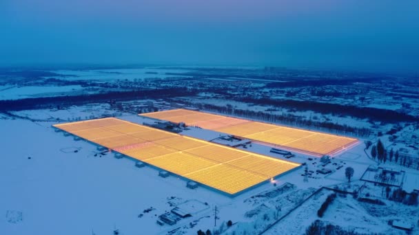 Vista lateral aérea de grandes invernaderos industriales para el cultivo de plantas en invierno — Vídeos de Stock