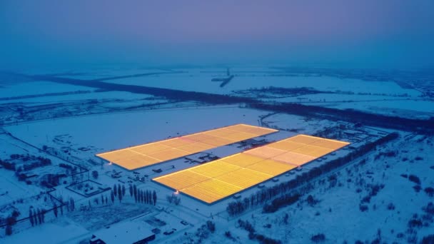 Вид с воздуха на большие промышленные теплицы для выращивания растений зимой — стоковое видео
