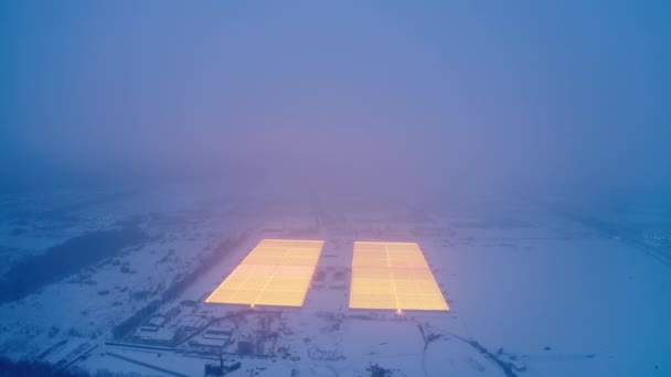 Vista lateral aérea de grandes invernaderos industriales para el cultivo de plantas en invierno — Vídeos de Stock