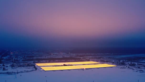 Nagy ipari üvegházak légi oldalnézete növénytermesztésre télen — Stock videók