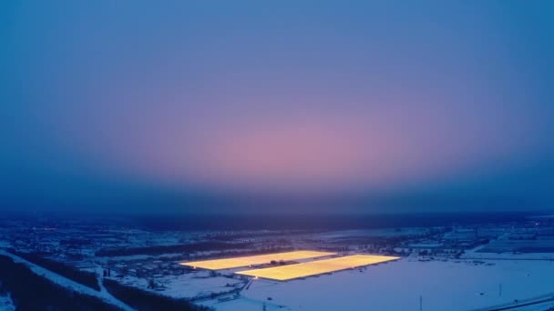 Flygfoto över stora industriväxthus för odling av växter på vintern — Stockvideo