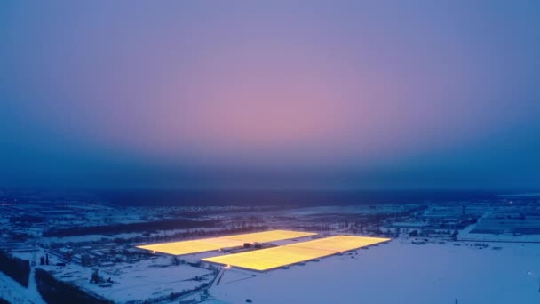 Vista lateral aérea de grandes estufas industriais para plantas em crescimento no inverno — Vídeo de Stock