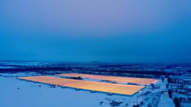 Kışın büyüyen bitkiler için büyük sanayi seralarının havadan görünüşü