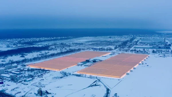 Kışın büyüyen bitkiler için büyük sanayi seralarının havadan görünüşü