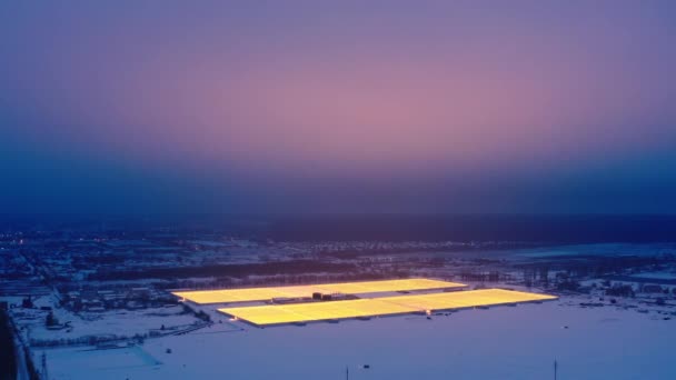 Flygfoto över stora industriväxthus för odling av växter på vintern — Stockvideo