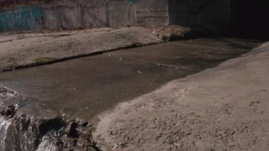  Nehir, şehirde beton bir su deposunda akıyor.. 