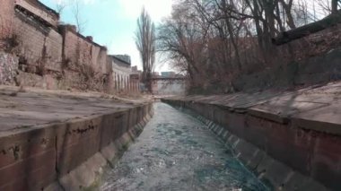  Nehir, şehirde beton bir su deposunda akıyor.. 