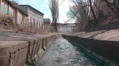  Nehir, şehirde beton bir su deposunda akıyor.. 