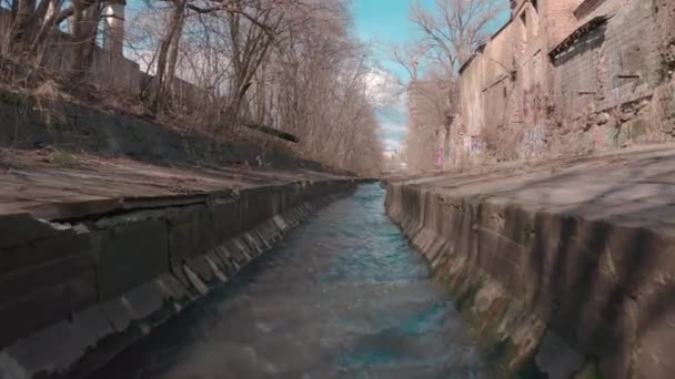 Il fiume, che scorre in un serbatoio di cemento in città. — Video Stock