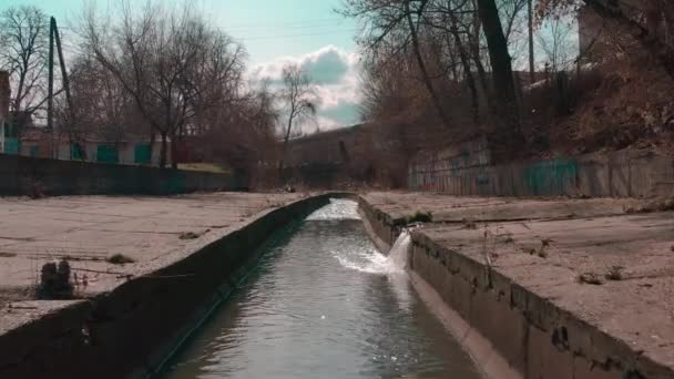 Der Fluss, der in einem Betonbecken in der Stadt fließt. — Stockvideo