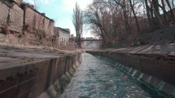 Der Fluss, der in einem Betonbecken in der Stadt fließt. — Stockvideo