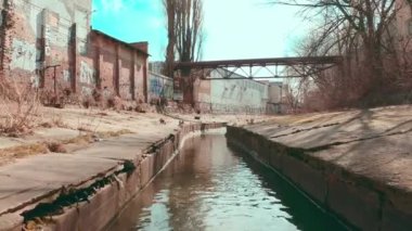  Nehir, şehirde beton bir su deposunda akıyor.. 