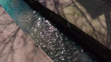  Nehir, şehirde beton bir su deposunda akıyor.. 
