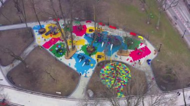 Atlıkarıncalı, salıncaklı ve slaytlı renkli çocuklar.