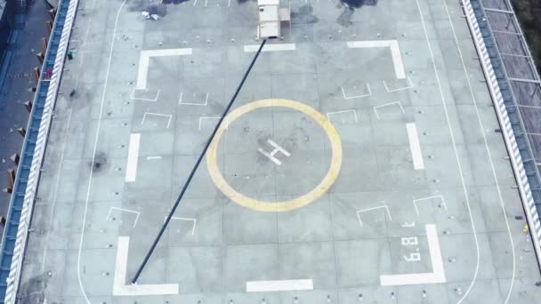 Flygdrönare syn på helikopter på taket av en skyskrapa — Stockvideo