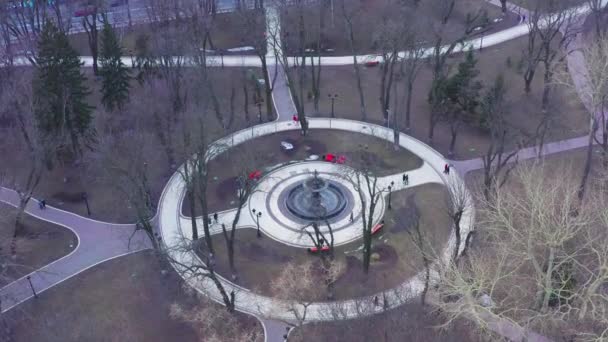 Stor rund fontän i parken. Vårpromenad i parken. — Stockvideo