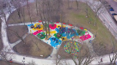 Atlıkarıncalı, salıncaklı ve slaytlı renkli çocuklar.