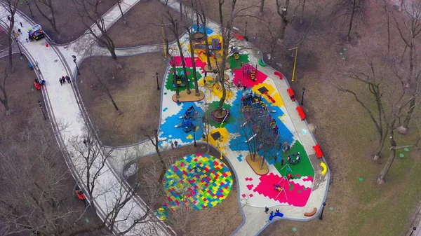 Atlıkarıncalı, salıncaklı ve slaytlı renkli çocuklar.