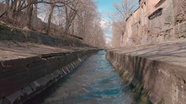  Nehir, şehirde beton bir su deposunda akıyor.. 