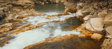 Kışın şelale. Dağ Deresinden Hızlı Su Akışı