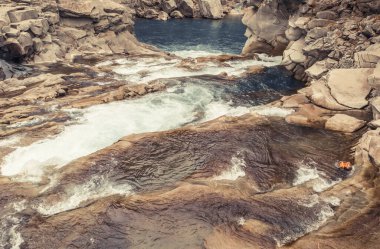 Kışın şelale. Dağ Deresinden Hızlı Su Akışı